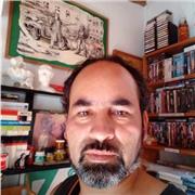 Profesor de dibujo enseña clases a niños, adolescentes y adultos